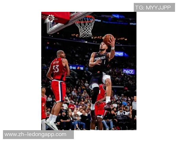 布克末节发力砍下25分助球队逆转胜利展现超强个人能力